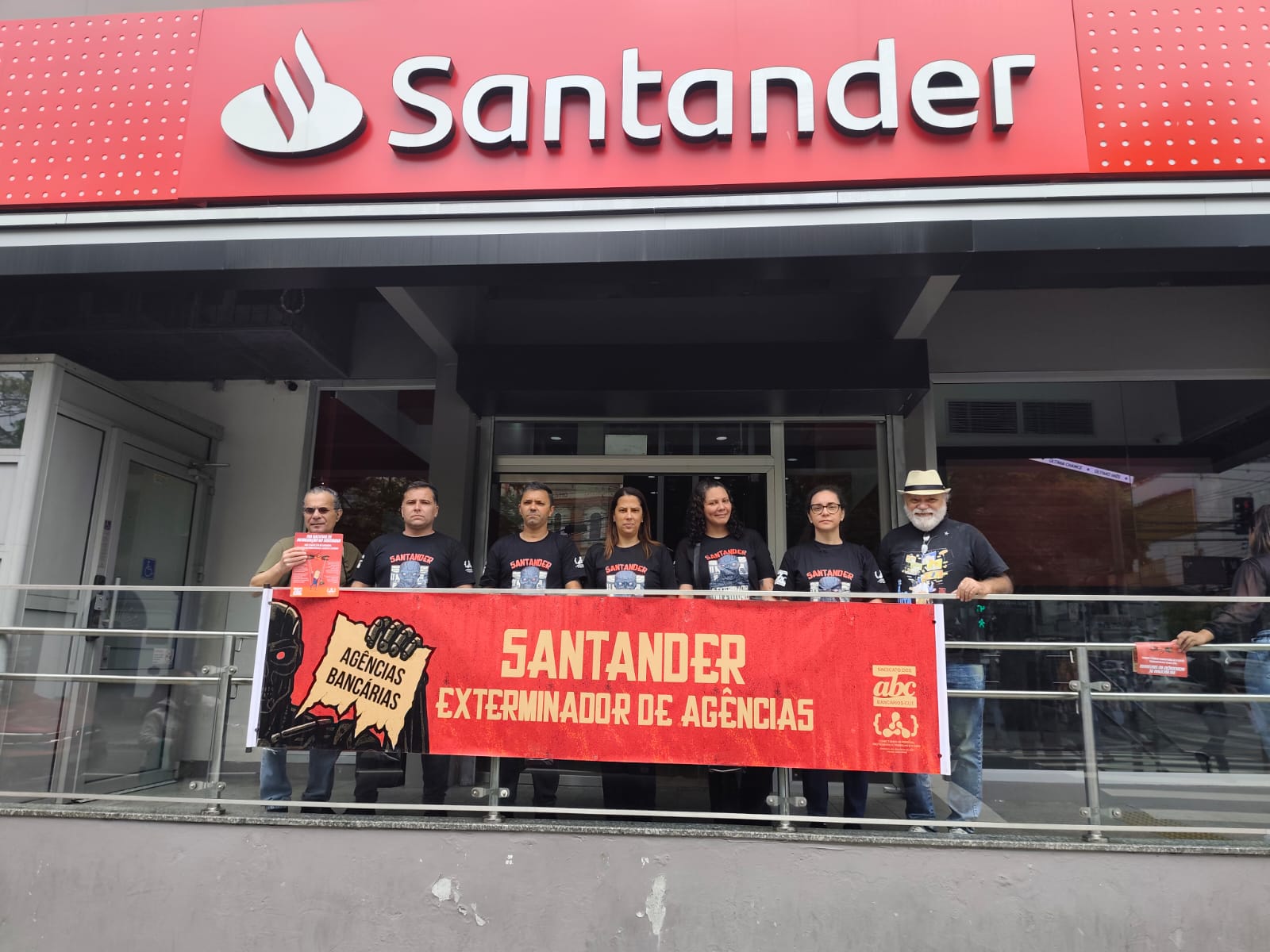 Sindicato denuncia terceirização fraudulenta, demissões e fechamento de agências no Santander