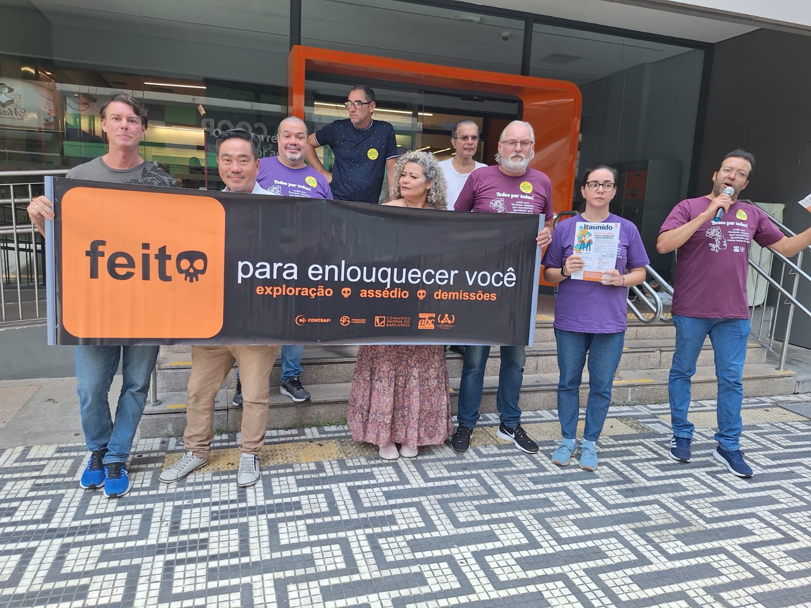 Sindicato dos Bancários do ABC realiza atividade no Itaú e denuncia adoecimento e cortes de empregos