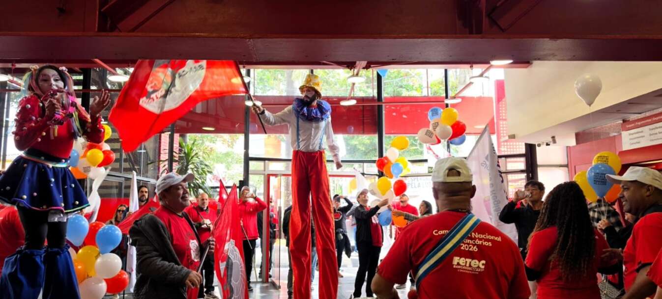 Balões e bandeiras tingem céu de Guarulhos na passagem da Caravana da FETEC