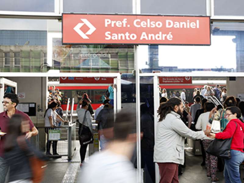 28 de fevereiro dia mundial de concientização e prevenção LER/DORT distribuição de folder expricativo com o titulo não deixe a sua saúde no trabalho realizado na estação Prefeiro Celso Daniel - Santo André/SP. Brasil_28_02_2018. Fotos Dino Santos.