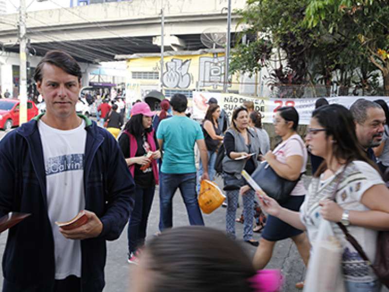 28 de fevereiro dia mundial de concientização e prevenção LER/DORT distribuição de folder expricativo com o titulo não deixe a sua saúde no trabalho realizado na estação Prefeiro Celso Daniel - Santo André/SP. Brasil_28_02_2018. Fotos Dino Santos.