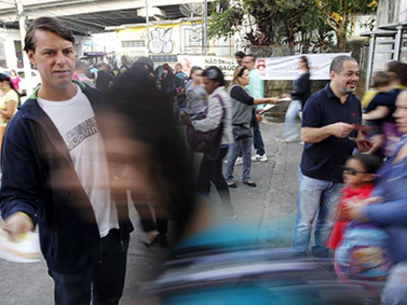 28 de fevereiro dia mundial de concientização e prevenção LER/DORT distribuição de folder expricativo com o titulo não deixe a sua saúde no trabalho realizado na estação Prefeiro Celso Daniel - Santo André/SP. Brasil_28_02_2018. Fotos Dino Santos.