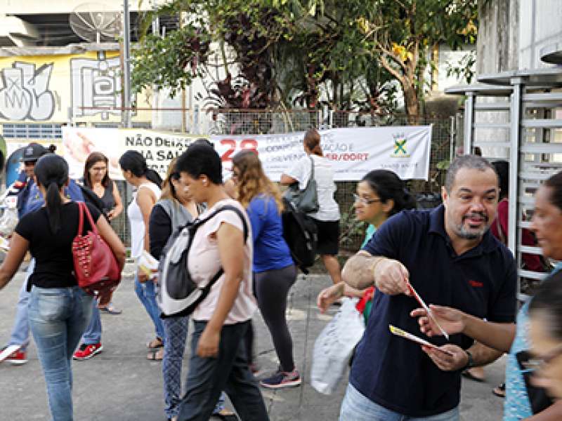 28 de fevereiro dia mundial de concientização e prevenção LER/DORT distribuição de folder expricativo com o titulo não deixe a sua saúde no trabalho realizado na estação Prefeiro Celso Daniel - Santo André/SP. Brasil_28_02_2018. Fotos Dino Santos.