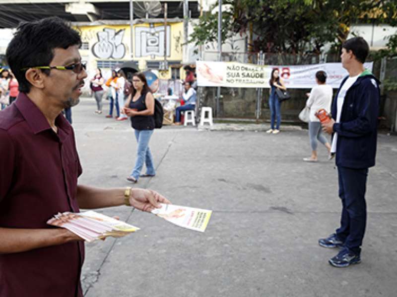 28 de fevereiro dia mundial de concientização e prevenção LER/DORT distribuição de folder expricativo com o titulo não deixe a sua saúde no trabalho realizado na estação Prefeiro Celso Daniel - Santo André/SP. Brasil_28_02_2018. Fotos Dino Santos.