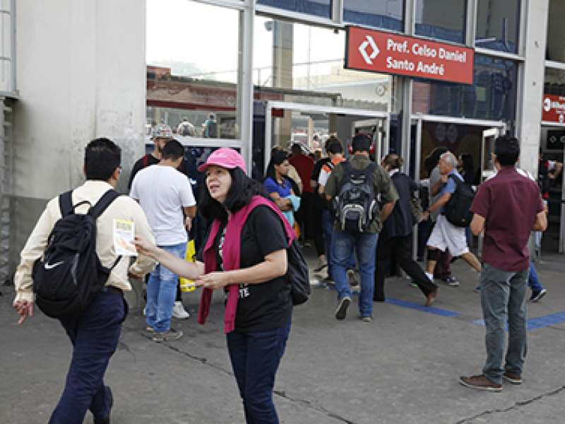 28 de fevereiro dia mundial de concientização e prevenção LER/DORT distribuição de folder expricativo com o titulo não deixe a sua saúde no trabalho realizado na estação Prefeiro Celso Daniel - Santo André/SP. Brasil_28_02_2018. Fotos Dino Santos.