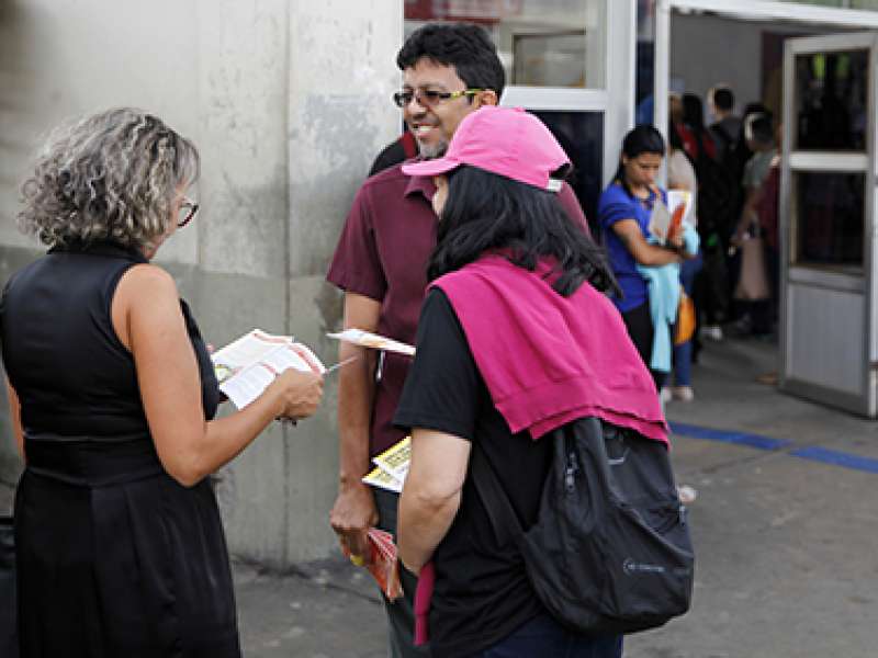 28 de fevereiro dia mundial de concientização e prevenção LER/DORT distribuição de folder expricativo com o titulo não deixe a sua saúde no trabalho realizado na estação Prefeiro Celso Daniel - Santo André/SP. Brasil_28_02_2018. Fotos Dino Santos.