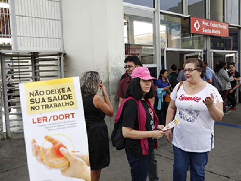 28 de fevereiro dia mundial de concientização e prevenção LER/DORT distribuição de folder expricativo com o titulo não deixe a sua saúde no trabalho realizado na estação Prefeiro Celso Daniel - Santo André/SP. Brasil_28_02_2018. Fotos Dino Santos.