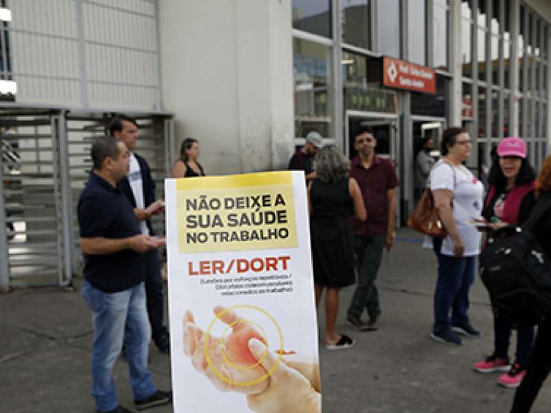28 de fevereiro dia mundial de concientização e prevenção LER/DORT distribuição de folder expricativo com o titulo não deixe a sua saúde no trabalho realizado na estação Prefeiro Celso Daniel - Santo André/SP. Brasil_28_02_2018. Fotos Dino Santos.