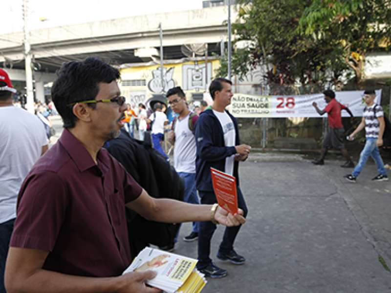 28 de fevereiro dia mundial de concientização e prevenção LER/DORT distribuição de folder expricativo com o titulo não deixe a sua saúde no trabalho realizado na estação Prefeiro Celso Daniel - Santo André/SP. Brasil_28_02_2018. Fotos Dino Santos.