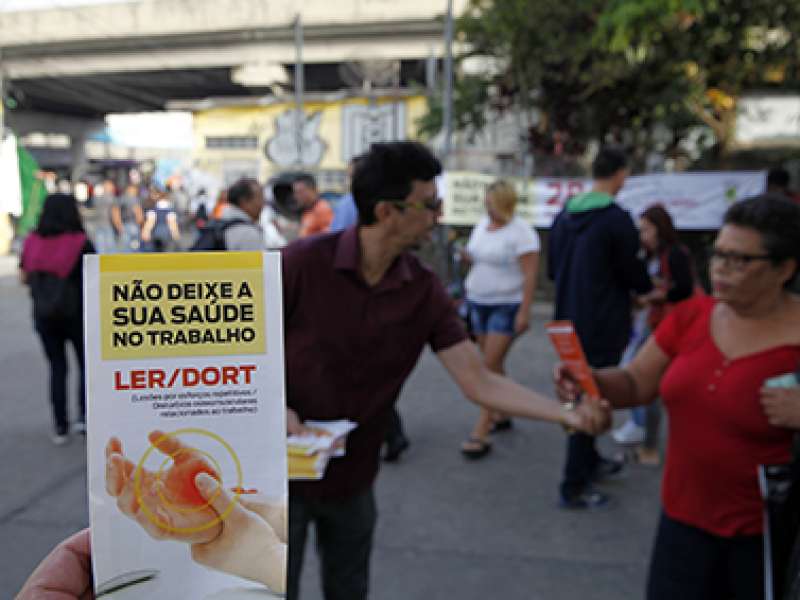 28 de fevereiro dia mundial de concientização e prevenção LER/DORT distribuição de folder expricativo com o titulo não deixe a sua saúde no trabalho realizado na estação Prefeiro Celso Daniel - Santo André/SP. Brasil_28_02_2018. Fotos Dino Santos.