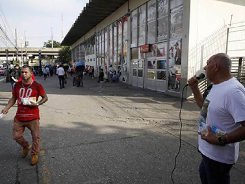 28 de fevereiro dia mundial de concientização e prevenção LER/DORT distribuição de folder expricativo com o titulo não deixe a sua saúde no trabalho realizado na estação Prefeiro Celso Daniel - Santo André/SP. Brasil_28_02_2018. Fotos Dino Santos.