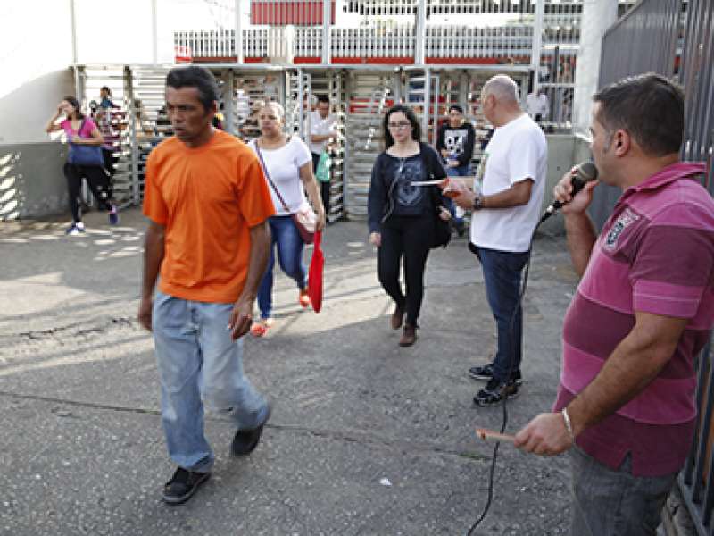 28 de fevereiro dia mundial de concientização e prevenção LER/DORT distribuição de folder expricativo com o titulo não deixe a sua saúde no trabalho realizado na estação Prefeiro Celso Daniel - Santo André/SP. Brasil_28_02_2018. Fotos Dino Santos.