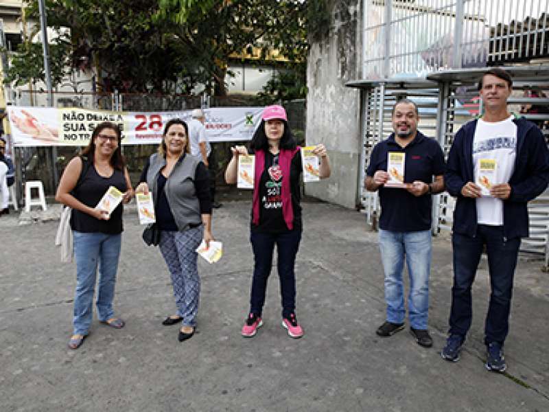 28 de fevereiro dia mundial de concientização e prevenção LER/DORT distribuição de folder expricativo com o titulo não deixe a sua saúde no trabalho realizado na estação Prefeiro Celso Daniel - Santo André/SP. Brasil_28_02_2018. Fotos Dino Santos.