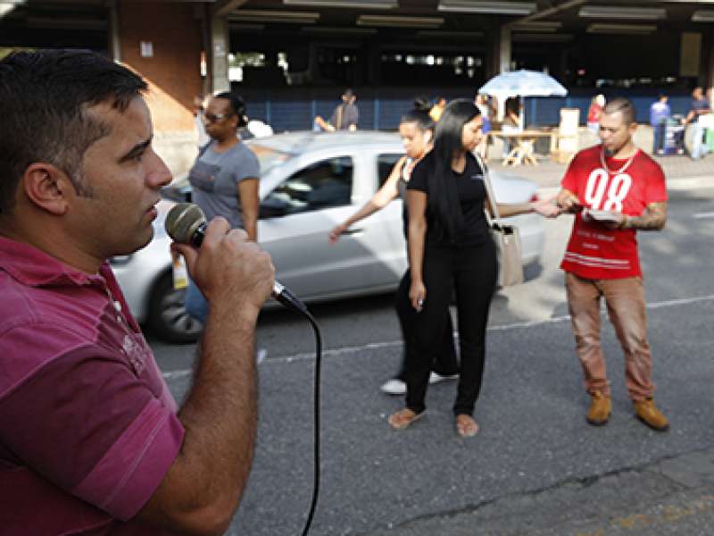 28 de fevereiro dia mundial de concientização e prevenção LER/DORT distribuição de folder expricativo com o titulo não deixe a sua saúde no trabalho realizado na estação Prefeiro Celso Daniel - Santo André/SP. Brasil_28_02_2018. Fotos Dino Santos.