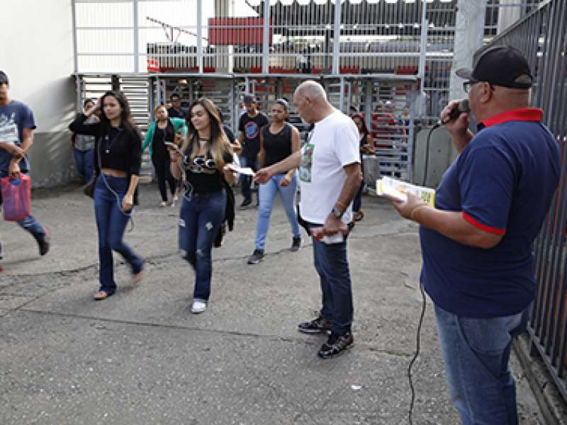 28 de fevereiro dia mundial de concientização e prevenção LER/DORT distribuição de folder expricativo com o titulo não deixe a sua saúde no trabalho realizado na estação Prefeiro Celso Daniel - Santo André/SP. Brasil_28_02_2018. Fotos Dino Santos.