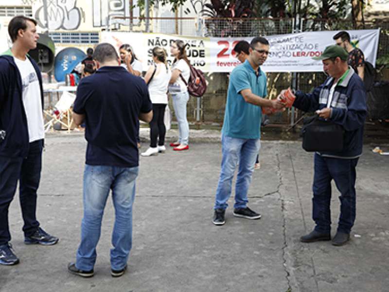 28 de fevereiro dia mundial de concientização e prevenção LER/DORT distribuição de folder expricativo com o titulo não deixe a sua saúde no trabalho realizado na estação Prefeiro Celso Daniel - Santo André/SP. Brasil_28_02_2018. Fotos Dino Santos.