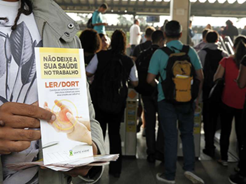 28 de fevereiro dia mundial de concientização e prevenção LER/DORT distribuição de folder expricativo com o titulo não deixe a sua saúde no trabalho realizado na estação Prefeiro Celso Daniel - Santo André/SP. Brasil_28_02_2018. Fotos Dino Santos.