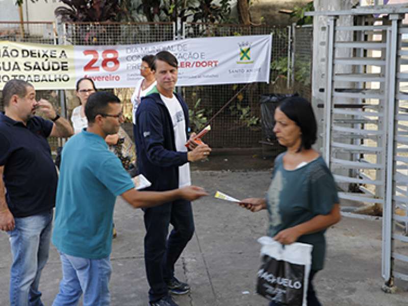 28 de fevereiro dia mundial de concientização e prevenção LER/DORT distribuição de folder expricativo com o titulo não deixe a sua saúde no trabalho realizado na estação Prefeiro Celso Daniel - Santo André/SP. Brasil_28_02_2018. Fotos Dino Santos.