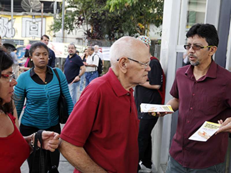28 de fevereiro dia mundial de concientização e prevenção LER/DORT distribuição de folder expricativo com o titulo não deixe a sua saúde no trabalho realizado na estação Prefeiro Celso Daniel - Santo André/SP. Brasil_28_02_2018. Fotos Dino Santos.